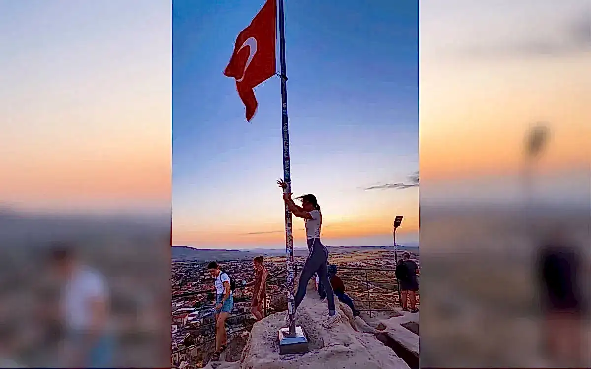Kapadokya'da Bayrak direğinde Turiste Tepki